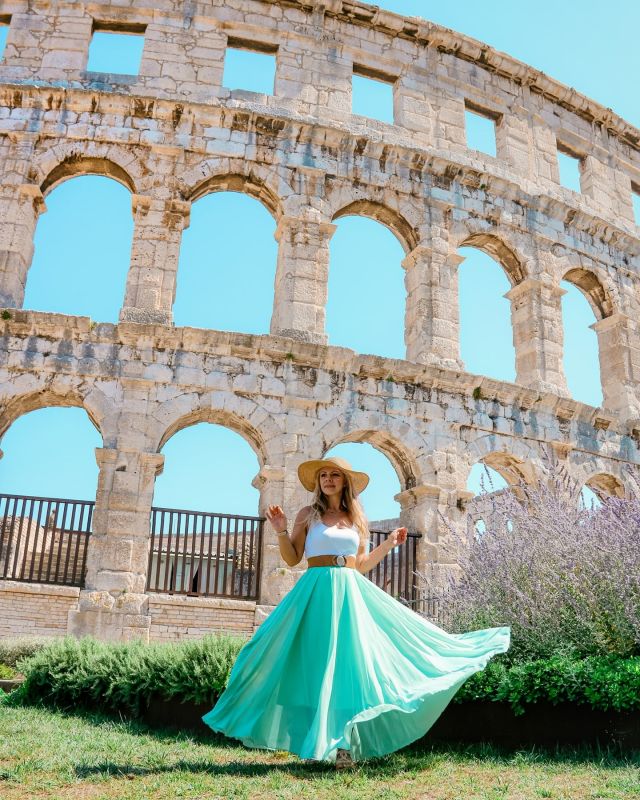 🧳𝐓𝐎𝐏 𝐓𝐇𝐈𝐍𝐆𝐒 𝐓𝐎 𝐒𝐄𝐄 𝐈𝐍 𝐏𝐔𝐋𝐀🧳
📌Arena
📌"Porta Gemina" double gate
📌Cathedral of the Assumption
📌Small roman theater
⁣
🎭The arena is the main attraction and at the same time the symbol of the city of Pula.
It stands on the edge of the old town, in close proximity to the sea, and can be seen from many parts of the city. The arena was built by the Romans in the 1st century AD. They organized all kinds of fights there.
Today the arena is used for numerous concerts and events.
⁣🇭🇺
🧳LEGNÉPSZERŰBB LÁTNIVALÓK PULÁBAN🧳
📌Amfiteátrum
📌"Porta Gemina" kettős kapu
📌Mária mennybemenetele katedrális
📌Kis római színház
⁣
🎭Az aréna a fő attrakció és egyben Pula város szimbóluma. Az óváros szélén áll, a tenger közvetlen közelében, és a város számos pontjáról látható. Az arénát a rómaiak építették az I. században. Ma az arénát számos koncertre és rendezvényre használják.
⁣
👗@chicwish
✄﹘﹘﹘﹘﹘﹘﹘﹘﹘﹘﹘﹘﹘﹘
#womantravel #travelgirls #magyarinsta #darlingescape #travelbloggers #journeysofgirls #dametravel #croatiapostcards #croatialove #istria #europedestinations #darlingplaces #nyár #summerdays #girlaroundtheworld #visitcroatia #croatia🇭🇷 #rovinj #visitistria #croatiatravel #mik #instahun #womenwhoexplore #ladiesgoneglobal #hungary🇭🇺 #travelgirlsgo #pula #croatia_ig #croatiatravel